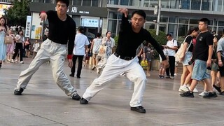 Bạn phải tự tin khi nhảy ở Quảng trường Xiao Qingtian. Hôm nay tôi chụp ảnh với cô giáo Xiao, haha #