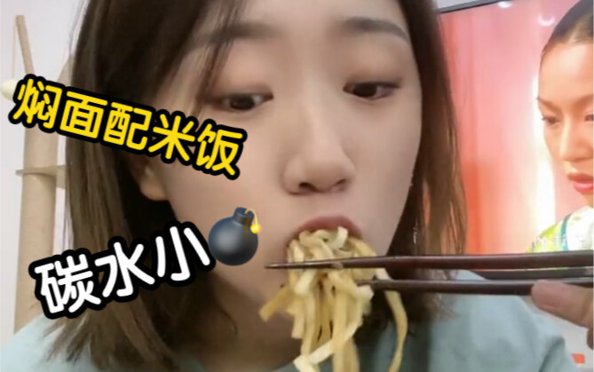 هكذا بس أكلت، لو ما ازدت عشرة كيلو مش مستاهل سكنة الغرفة دي 😭