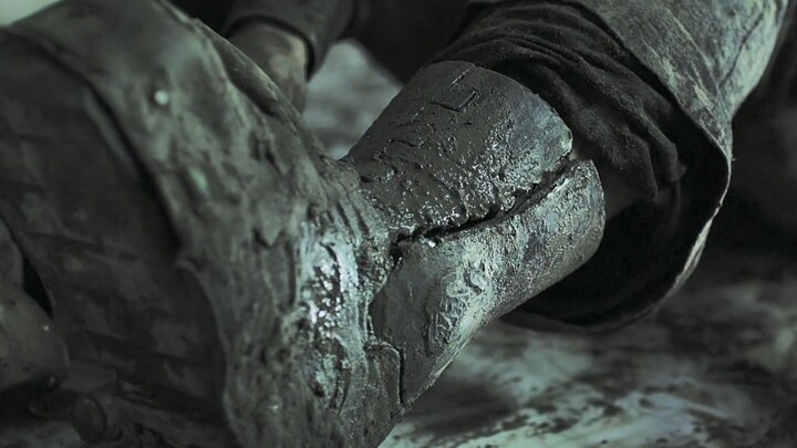 A man wore 100-pound iron shoes for 10 years to train his iron legs—after taking them off, his speed