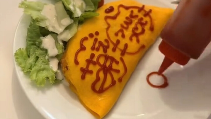 Ultra-smooth! A young Japanese maid cooks an omelet rice.