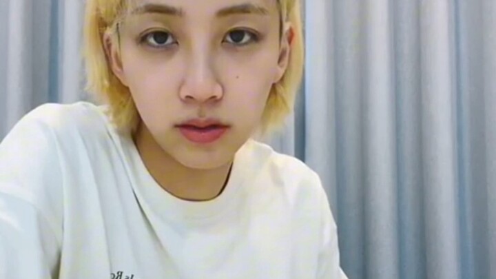 Jiong Jiong sighs—life isn’t easy; Yoon Jeonghan is once again playing my mood.