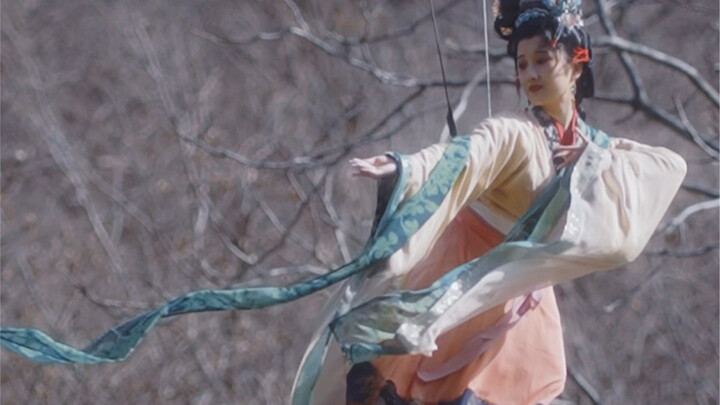 Chang'e dalam buku teks SD, dengan pakaian yang berkibar indah.