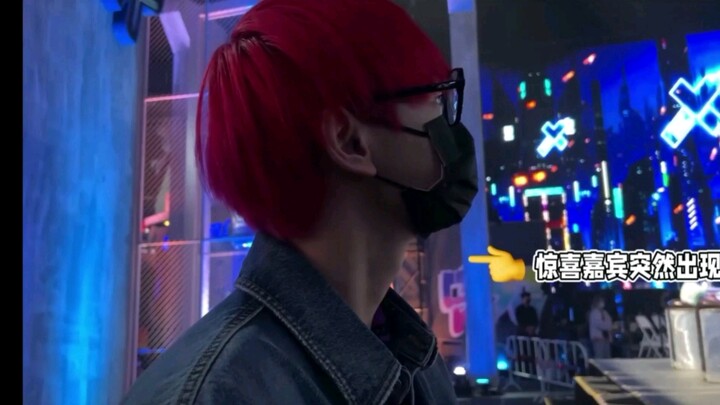 น้อง AK หลิวจาง ผู้ชื่นชอบการเต้นฮิปฮอปที่ใจดีได้มาเยี่ยมกองถ่ายอีกครั้ง