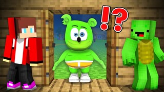 Don't Open Door to Gummy Bear in Minecraft challenge JJ and Mikey @maizenofficial