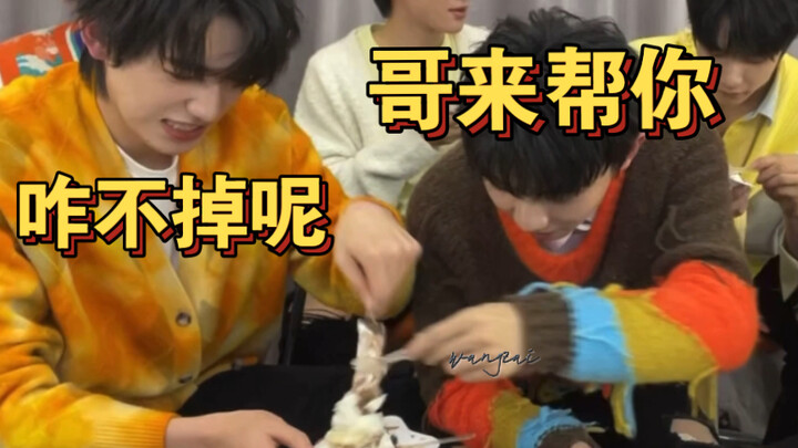 Anh Mã, người đã chứng kiến suốt quá trình bé Huyên bị run tay liên tục, giờ chỉ biết cười ngất vì đ