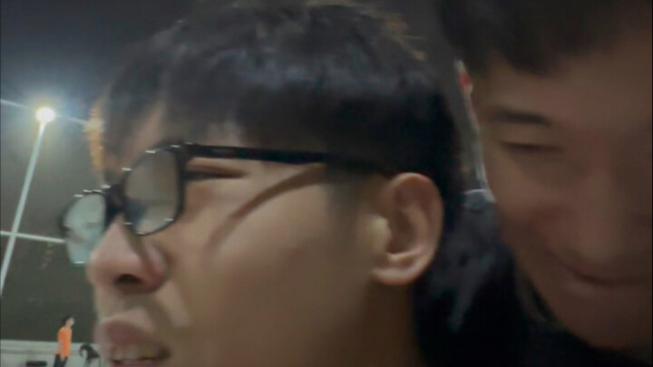 Bohongin kamu—sebenarnya yang nyangkut di kamu hari itu bukan ponsel.