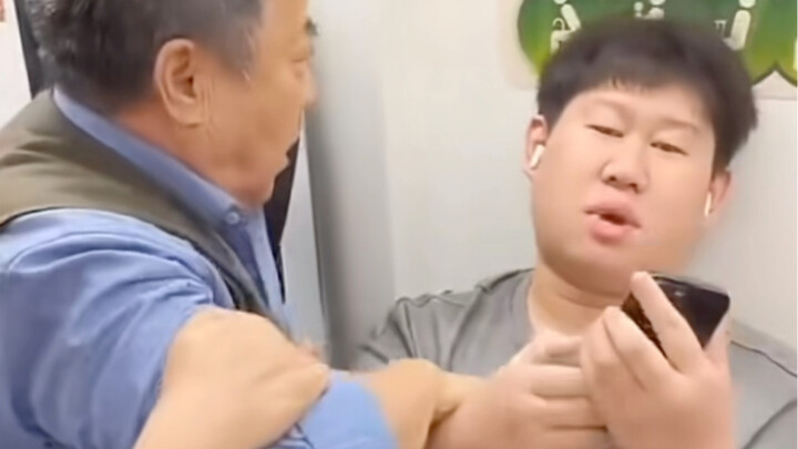 Bạn trẻ nhường đường một chút