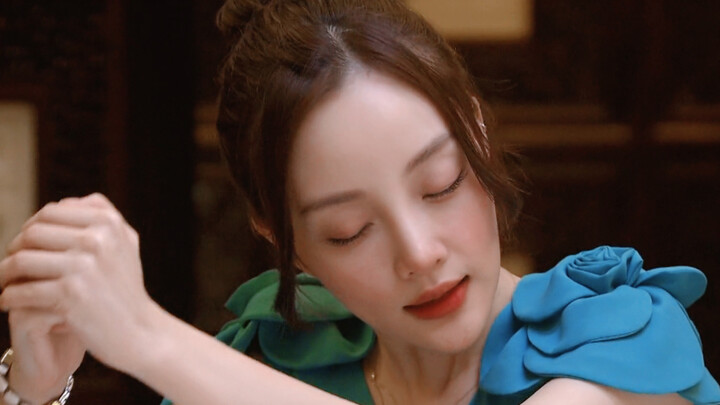 أضحكني حتى الموت، بجد يستاهل لقب الممثل المخضرم! يواجه الجميع على الطاولة بمفرده، قوته القتالية رهيب