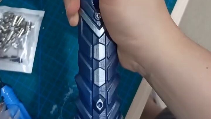 Produksi dan pewarnaan pencetakan 3D Seraph Sword
