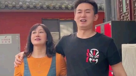 Mẹ tôi nói, nếu có ngày tôi bị dở khóc dở cười, mẹ sẽ đích thân cầm quân, lại một lần nữa giương buồ