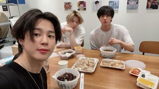 [Jin, Suga, J-Hope] The two cats and one mouse dancing energetically in today's livestream—wow, you'