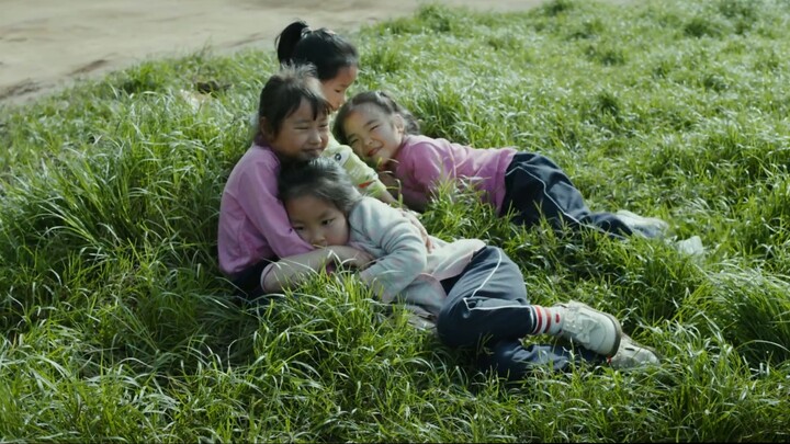 Đi qua suối của thị trấn nhỏ, từ Trùng Khánh đi đến những nơi xa hơn.
