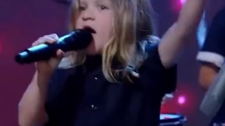 Em bé nhí cấp max: Ba mẹ hát không nổi thì để con hát, cái sự thiên phú này đúng là kỳ diệu thật😂🤣