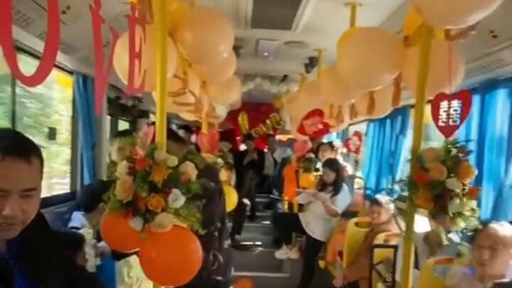 Bus jadi mobil pengantin! Pasangan muda sambut hari pernikahan dengan konsep ramah lingkungan, mengh