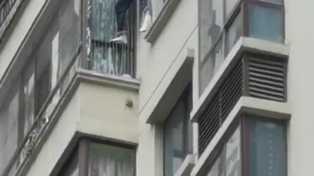 ชายจากกุ้ยหยางปีนลงจากตึก 37 ชั้นด้วยมือเปล่า