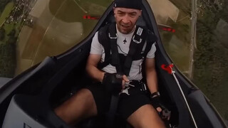 拥有着13年经验的特技飞行员，在座舱内实拍特技飞行