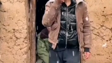 Tarian layback Xiao Haha, kedua kakinya menghancurkan rumah yang hanya berdinding kosong