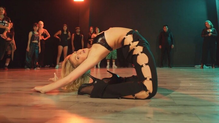 Sexy jojo choreography of fashion