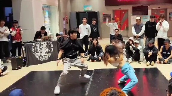 Decepticon Jazz và Bboys đang chiến đấu!!! Tôi không bao giờ nghĩ rằng nó sẽ bùng nổ đến thế!! (Tiệc