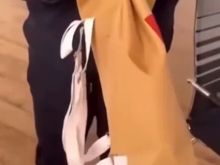 เด็กสาวคนหนึ่งซื้อถุงมาแล้วติดกระดุมไม่เข้า เธอคิดว่าเป็นปัญหาเรื่องการควบคุมคุณภาพ พ่อค้าจึงส่งวิดี