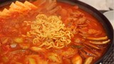 【韩国部队火锅】只要知道这些你们也能做出来跟饭店一样味道的部队锅！韩国人教你韩式部队火锅的食谱