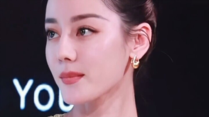 Selebriti wanita menjadi sorotan
