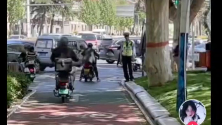 外国人看当你没戴头盔路口遇到交警时（评论翻译）
