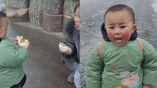 The mother steamed buns and asked her son to give them to her aunt. The son ate them while walking. 