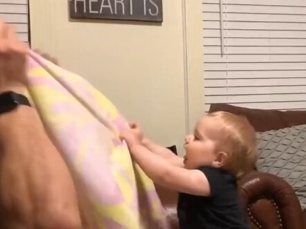 พ่อตัดหนวดเคราที่ยาวออกกะทันหัน ปฏิกิริยาของลูกน้อยน่ารักสุดๆ! #ตลก #เด็กน่ารัก #เลี้ยงลูก #ฮากระจาย