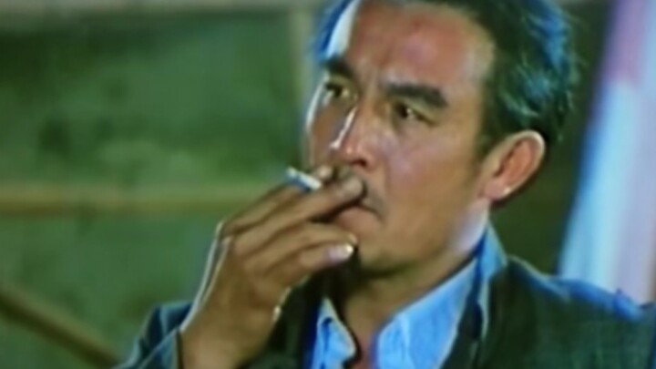 “ผู้สื่อข่าว: มีคนจ่ายเงินเดือนสูงเพื่อใช้เงินล่อใจแรงงาน คุณมีความเห็นยังไงบ้าง! โอ้โห บทภาพยนตร์สม