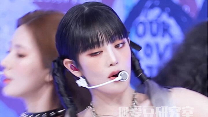 Đừng cố tranh luận với Minnie bằng tiếng Trung