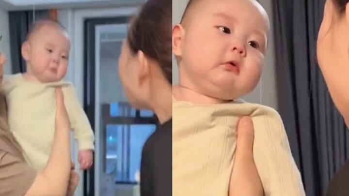 หลังจากที่ลูกน้อยได้เจอคุณแม่ที่ไม่ได้พบกันมานาน ก็เก็บงำความรู้สึกไว้สักพักแล้วปล่อยโฮออกมาด้วยความ