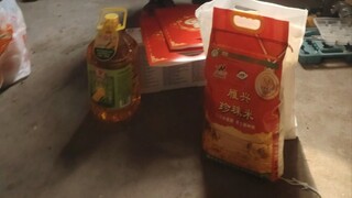 感谢当地村委上门送来面粉和豆油，还给了我800过节费