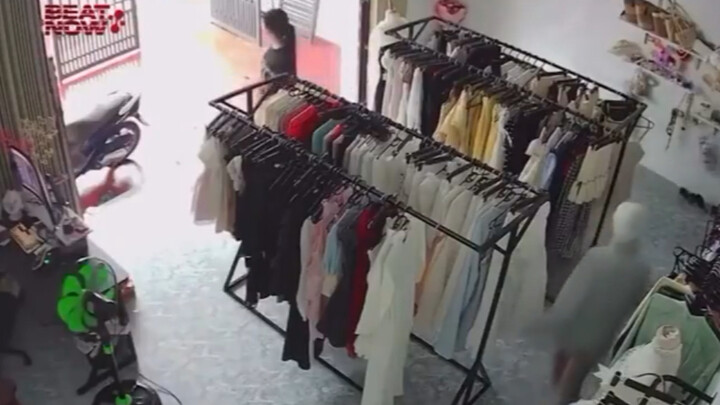 Seorang gadis di Vietnam memasuki sebuah toko pakaian, namun ia selalu luput dari pegawai toko karen