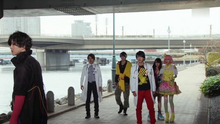 Adegan terkenal Kamen Rider Ex-Aid: Nagamu dirasuki paksa oleh Parade dan menampar Poppy