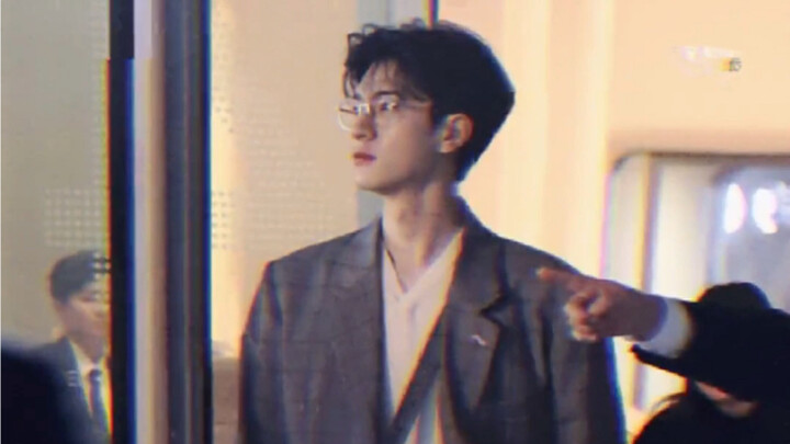 “Benar juga, cowok ganteng memang nggak pernah bikin bosan dipandang”