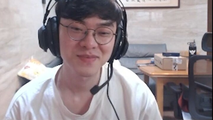 Kakak makan ayam, aku makan mie—tak tahu harus mulai dari mana, hanya bisa tersenyum pahit tanpa sua