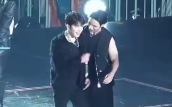 ฮิๆ.. ทำไมยังไปรังแกน้องแมวด้วยนะ หมาใจร้าย