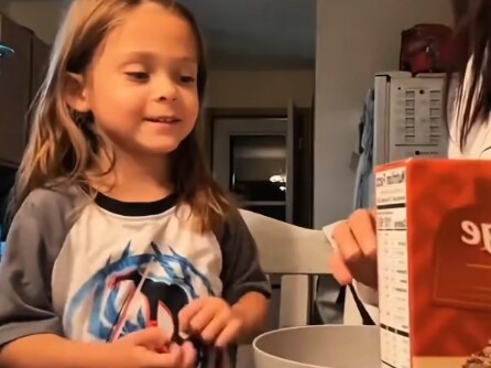 Membahas cara yang benar untuk membuka telur