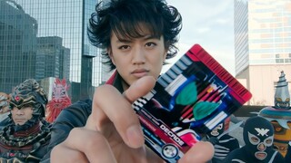 Koleksi transformasi Kamen Rider Decade, satu transformasi saja sudah cukup