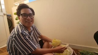 Hải Sơn và Nam Cường vừa tắm cho rau vừa nói chuyện phố đèn xanh đèn đỏ 🚦