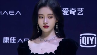 نَجْدَة! هاتان الاثنتان من نفس الطينة تمامًا، كلاهما تتحلّيان بالانضباط الذاتي من أجل الجمال! لا عجب