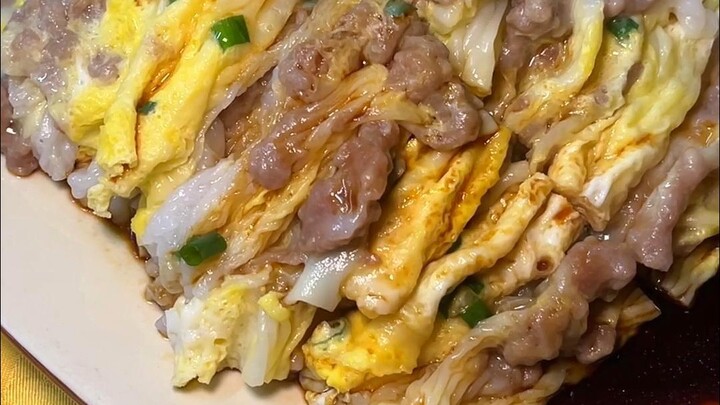 No one from Guangdong can resist a plate of thin, silky, creased rice noodle rolls!