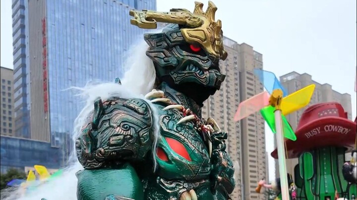 女生穿不到3米高的饕餮，这反差感绝了！