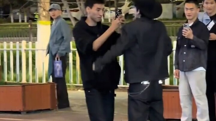 Nhiếp ảnh gia Đường Gia Kỳ lần đầu lộ diện, điển trai hết nấc khiến dân tình phát sốt! Kết thúc vide