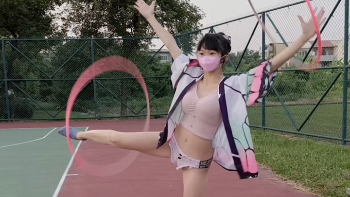 Cute girl's waist is not soft at night