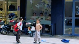 Primary school students dance in the street, what do you think of this eight-year-old kid’s set?