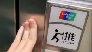 有人抢爷蛤蟆 有人抢爷蛤蟆