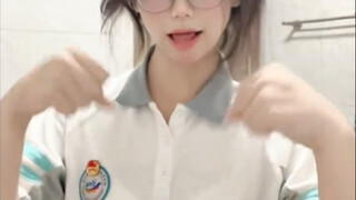 穿校服的尖子生