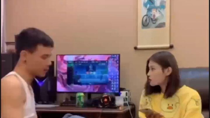 بعد سنوات طويلة من الزواج، يفهم كلٌّ منهما ما يريد الآخر بمجرد نظرة.